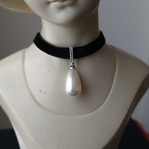 NADRI PEARL Velvet Choker 14" long.